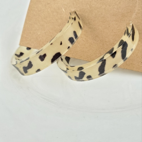 💫5/$25 Clear Leopard Earrings - Picture 5 of 6